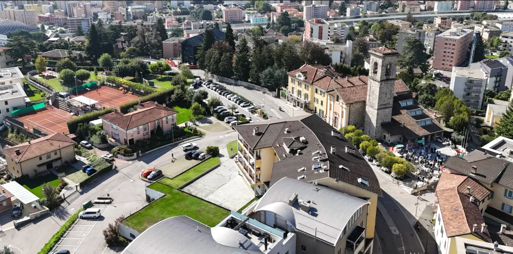 Persone che socializzano in una piazza durante un evento di quartiere